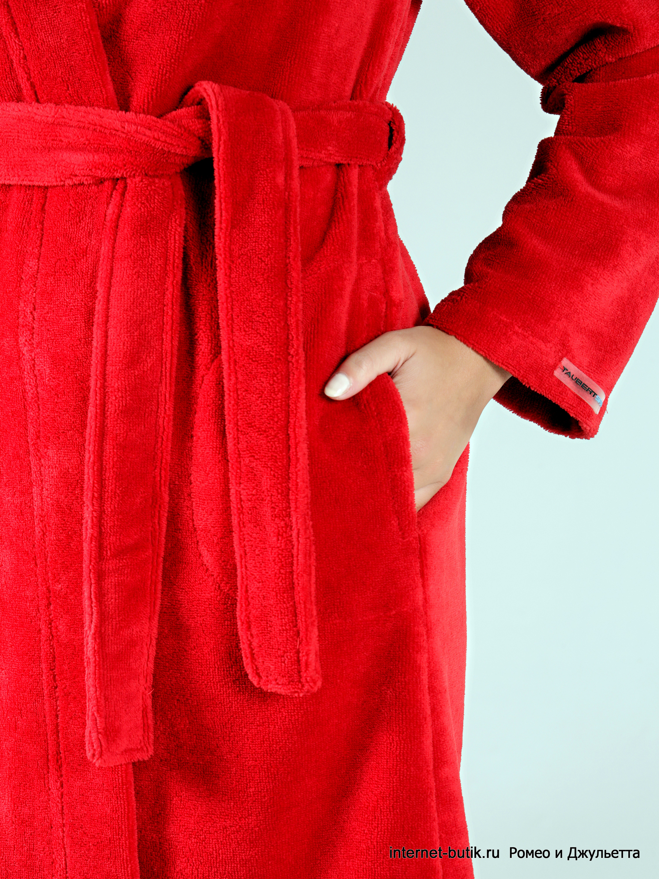 Красный махровый халат с велюром Taubert